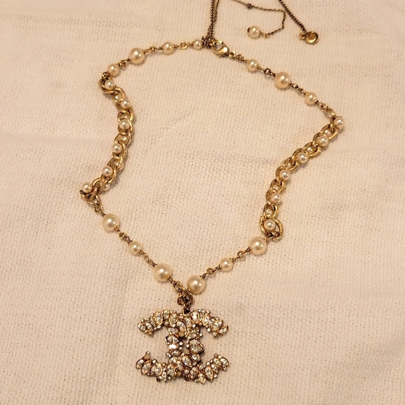 Chanel Classic Gold, Pearl, and Crystal Necklace- Limited Edition Vintage - Picture 6 of 10